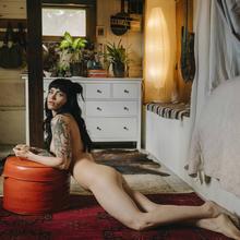  Nude