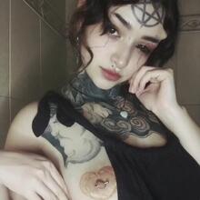  Nude