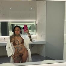  Nude