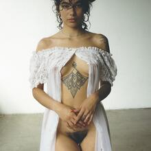  Nude