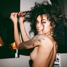  Nude