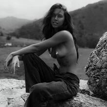  Nude