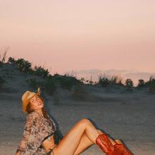  Nude