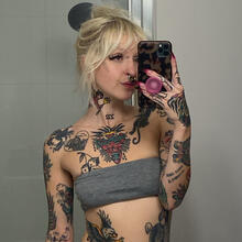  Nude