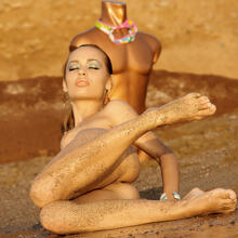  Nude