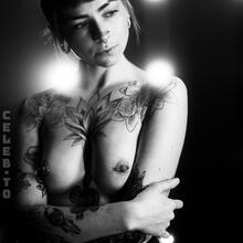  Nude