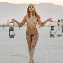  Nude