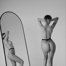  Nude