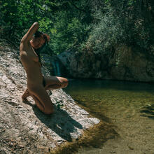  Nude