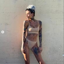  Nude