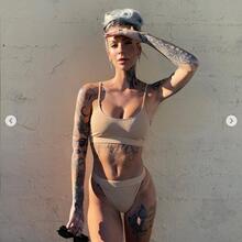  Nude