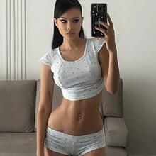  Nude