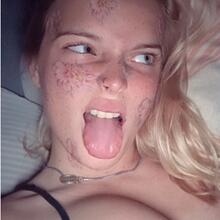  Nude