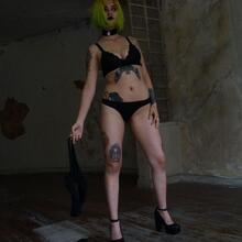  Nude