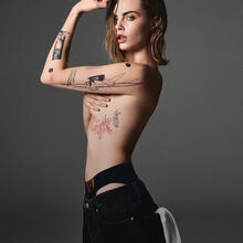  Nude