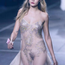  Nude