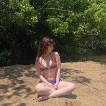  Nude