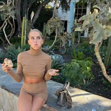  Nude
