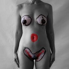  Nude