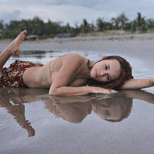  Nude