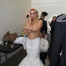  Nude