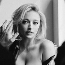  Nude