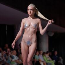  Nude