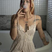  Nude