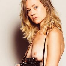  Nude
