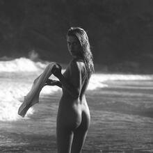  Nude