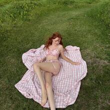  Nude