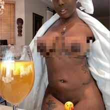  Nude