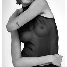  Nude