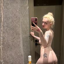  Nude