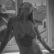  Nude