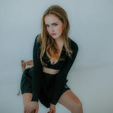  Nude