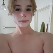  Nude