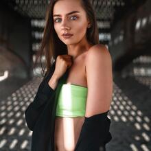  Nude
