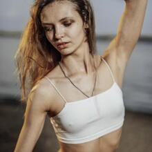  Nude