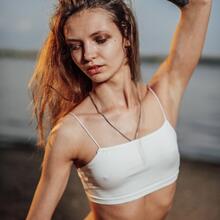  Nude