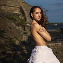  Nude