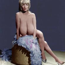  Nude
