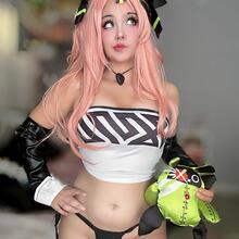  Nude