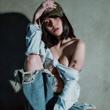  Nude