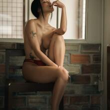  Nude