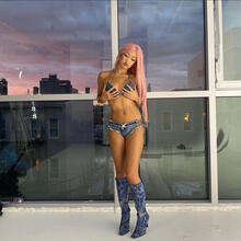  Nude