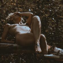  Nude