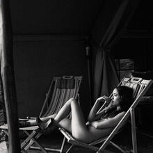  Nude