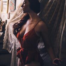  Nude