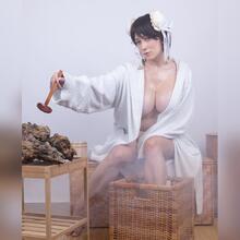  Nude